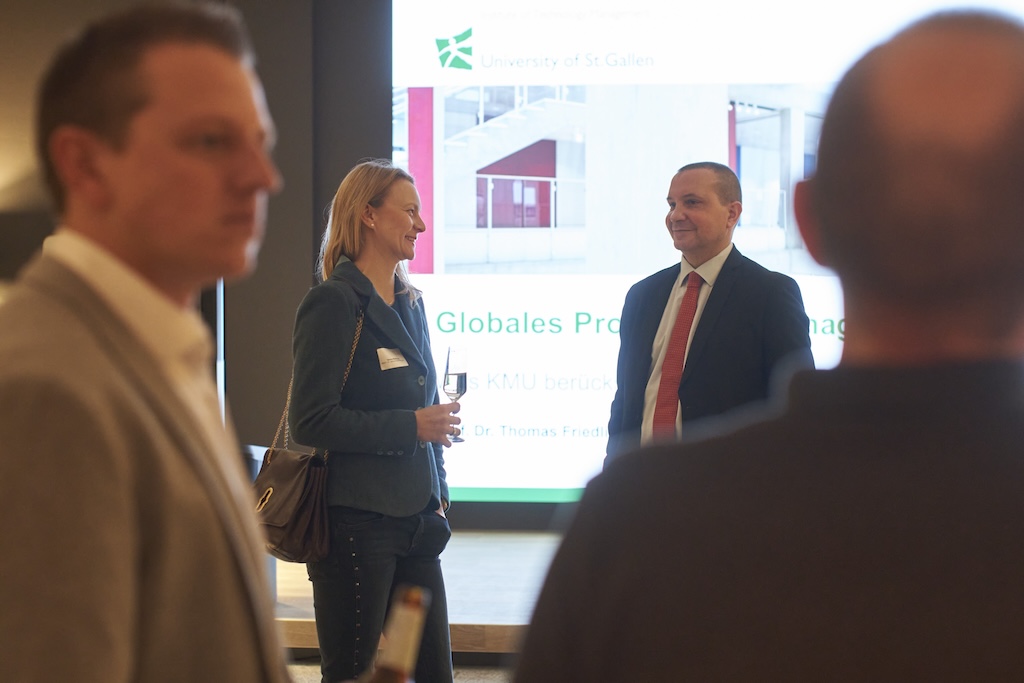 besucherin im austausch mit thomas friedli globales produktionsmanagement nectanet lounge