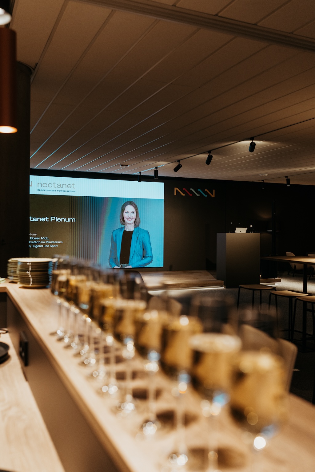 nectanet lounge begüßung sandra boser videowall nectanet lounge