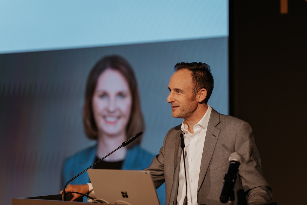 begrüßung sandra boser druch dominik fehringer nectanet plenum in der nectanet lounge