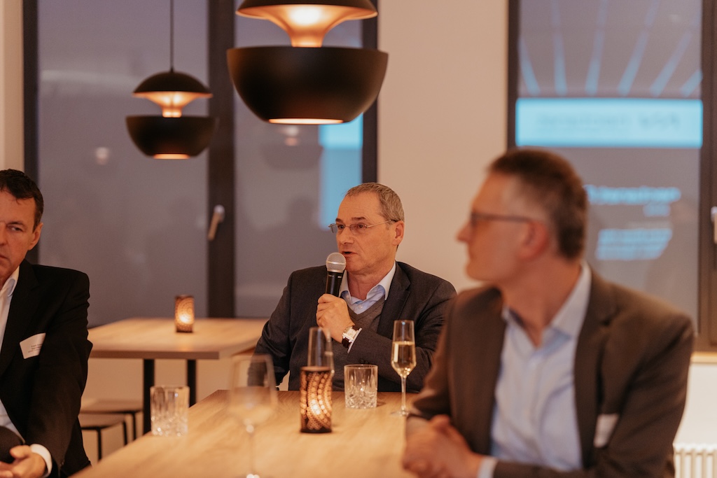 besucher beim nectanet plenum in der nectanet lounge