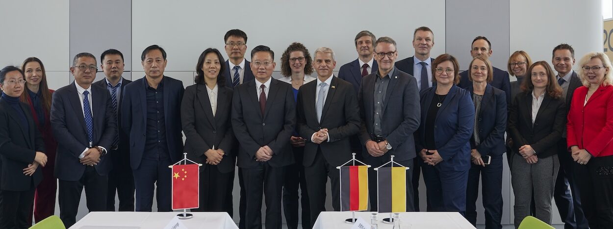 Gruppenbild 25 jahre partnerschaft jiangsu burda tower