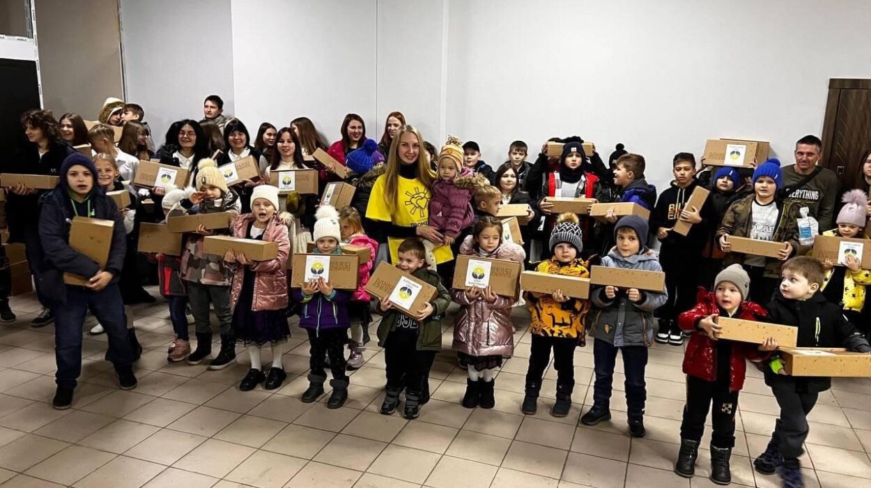 gruppenbild kinder in der ukraine mit päckchen von nectanet