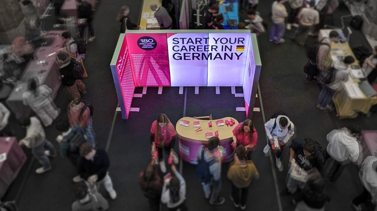 messestand und besucher futurenet von oben