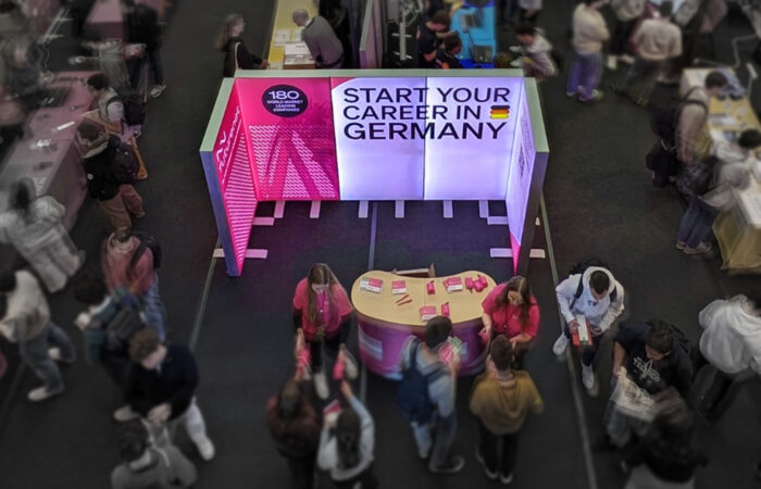 messestand und besucher futurenet von oben
