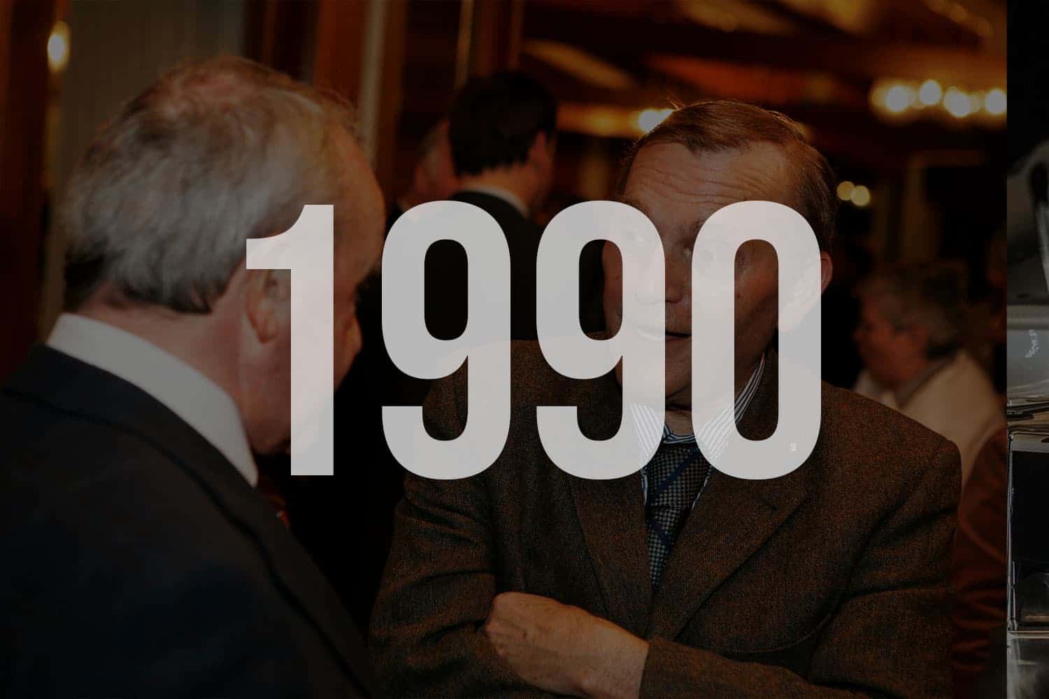 Menschen die sich unterhalten mit Jahreszahl 1990